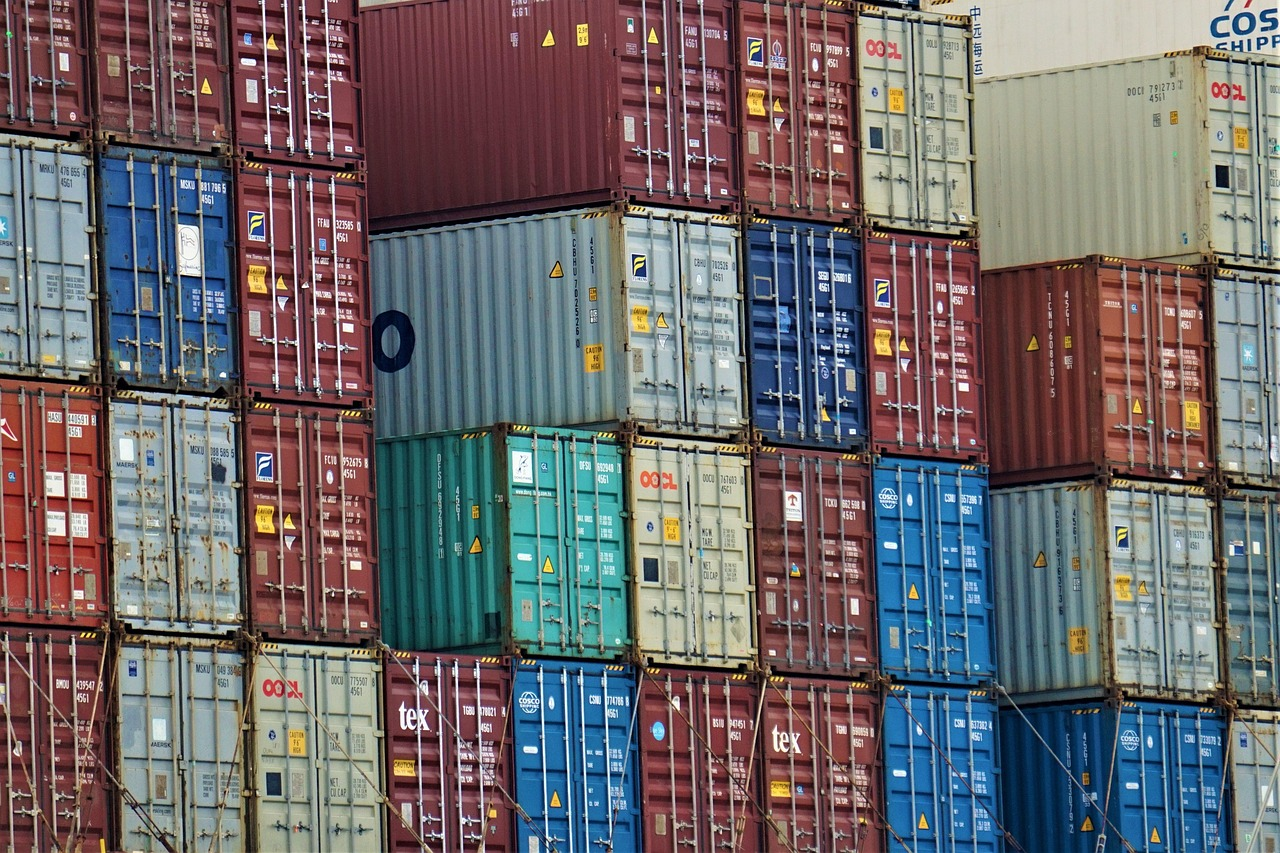 Gestapelte Seecontainer im Hamburger Hafen als Sinnbild für Import- und Exportabwicklung